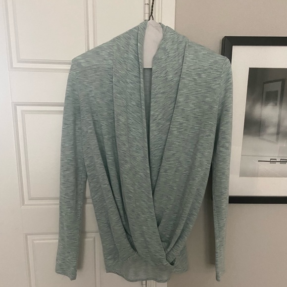 Mesh + Lace crossover yoga top - Picture 3 of 4